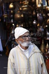 Image du Maroc Professionnelle de  Un grand père cherche son chemin au souk Semmarine  à Marrakech, le 11 Décembre 2011. (Photo / Abdeljalil Bounhar)

